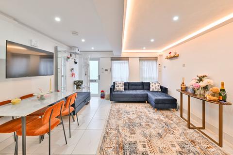 Studio for sale, Kinnerton Yard, Belgravia, London