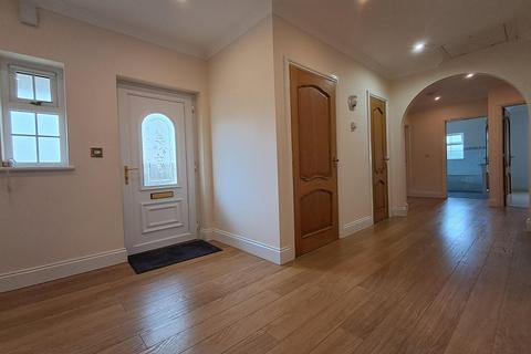 3 bedroom bungalow to rent, Crunwere Close, Llanteg, Narberth