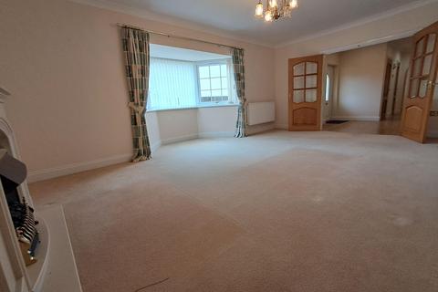 3 bedroom bungalow to rent, Crunwere Close, Llanteg, Narberth