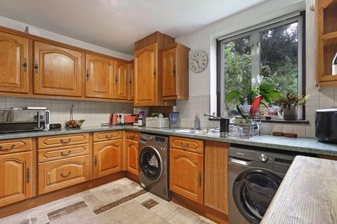 16 Cascade Close, Buckhurst Hill, IG9 6DY