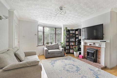 16 Cascade Close, Buckhurst Hill, IG9 6DY