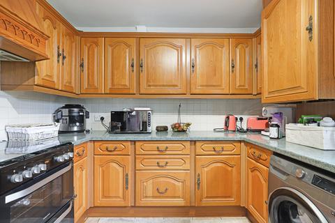 16 Cascade Close, Buckhurst Hill, IG9 6DY
