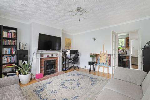 16 Cascade Close, Buckhurst Hill, IG9 6DY