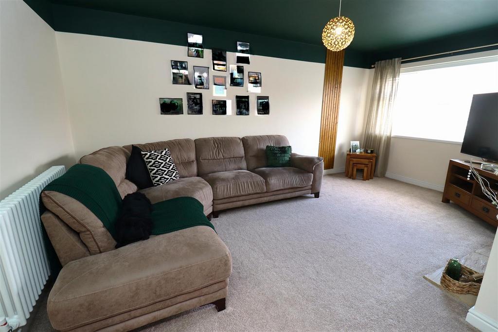 86 Bellazsize - New Lounge Pic.JPG