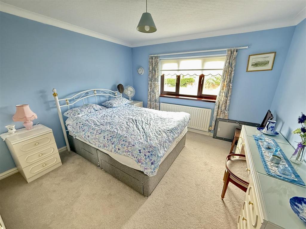 Front bedroom 4