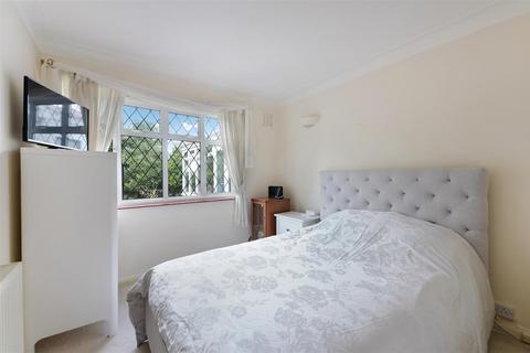 2 Buckles Way, Banstead, SM7 1HD
