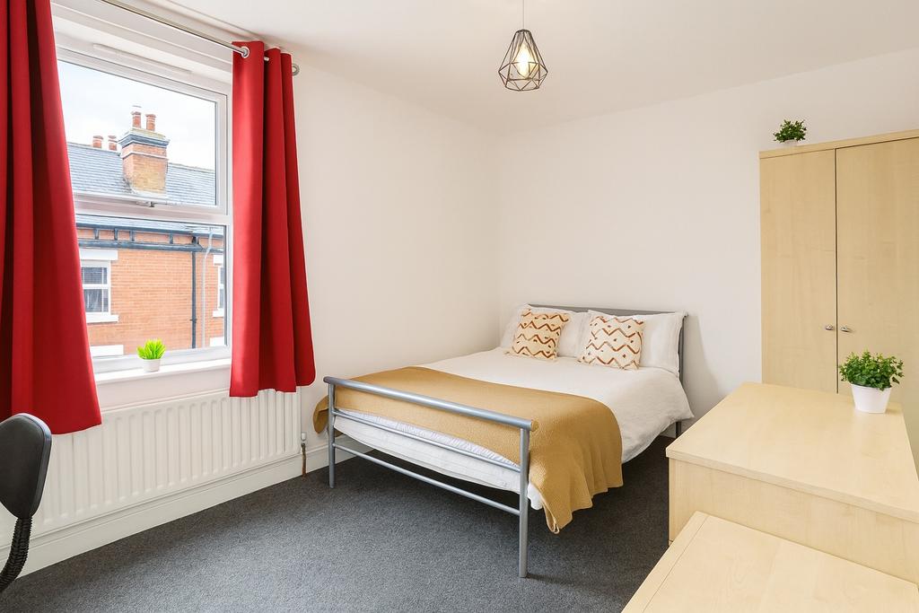 Bright, well-presented double bedroom with a co...