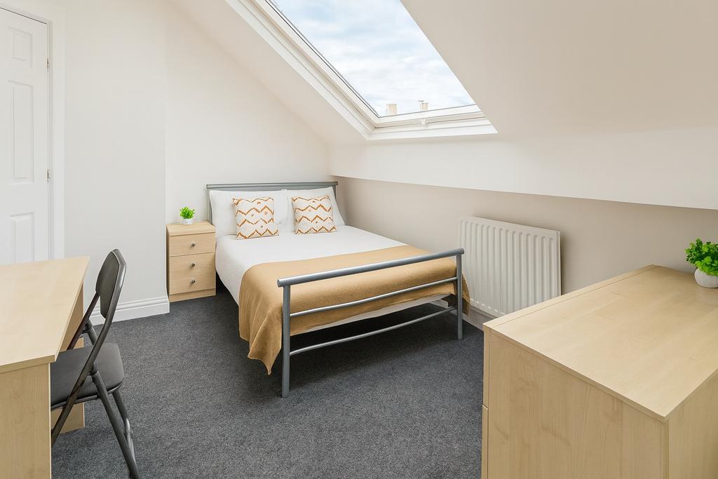 Bright, neatly presented double bedroom in a lo...