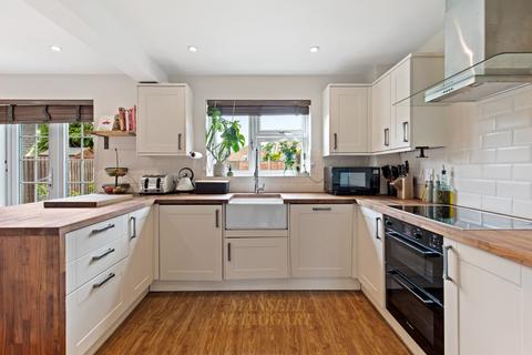 19 Westleas, Horley, RH6 8AF