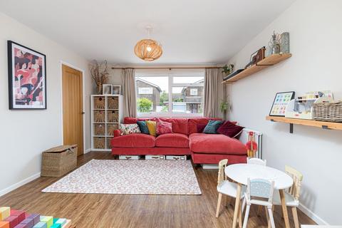 19 Westleas, Horley, RH6 8AF
