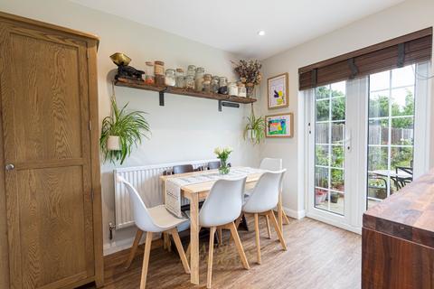 19 Westleas, Horley, RH6 8AF