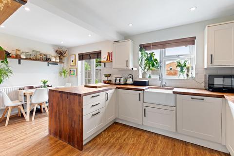 19 Westleas, Horley, RH6 8AF