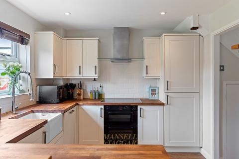 19 Westleas, Horley, RH6 8AF