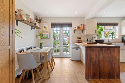 19 Westleas, Horley, RH6 8AF
