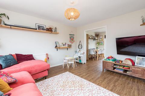 19 Westleas, Horley, RH6 8AF