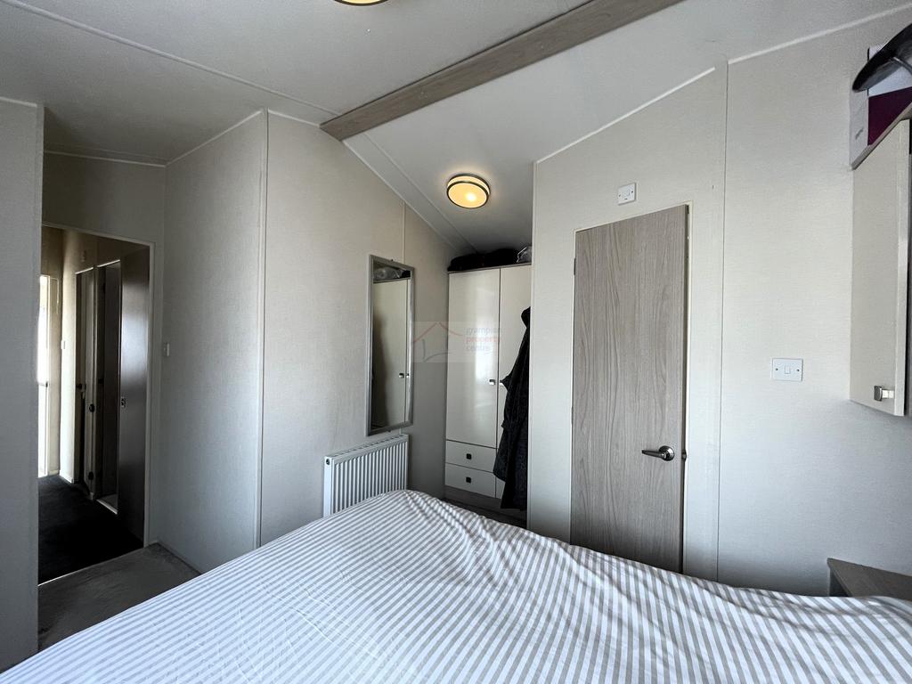 Master Bedroom b.JPG