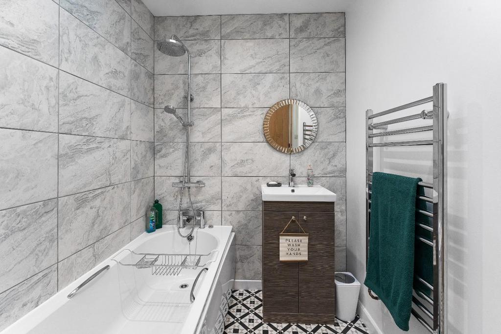19 - family ensuite.jpg