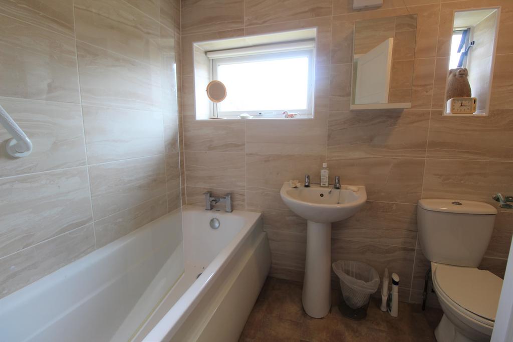 R Bathroom.jpg