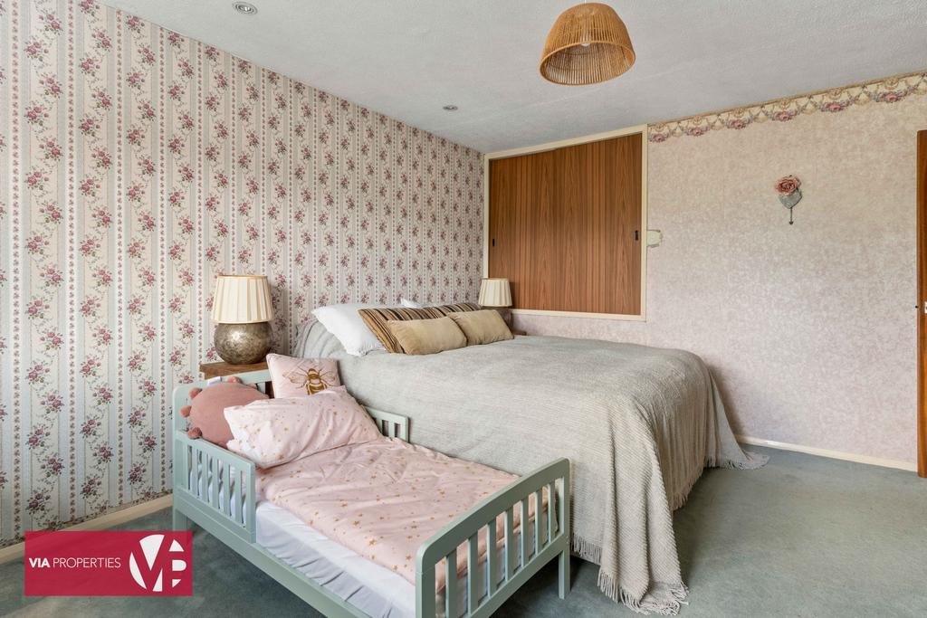 153a Old Nazeing Road Broxbourne EN10 6 QU via...