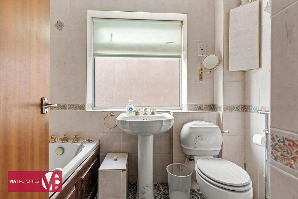 153a Old Nazeing Road Broxbourne EN10 6 QU via...
