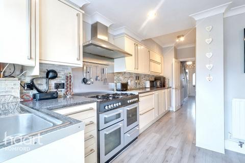 4 bedroom terraced house for sale, Mawney Road, Romford, RM7 8BX
