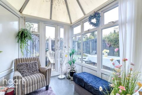 4 bedroom terraced house for sale, Mawney Road, Romford, RM7 8BX