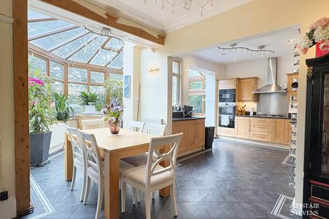 4 bedroom detached house for sale, Dogford Road, Royton