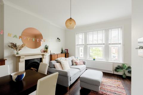 3 bedroom flat for sale