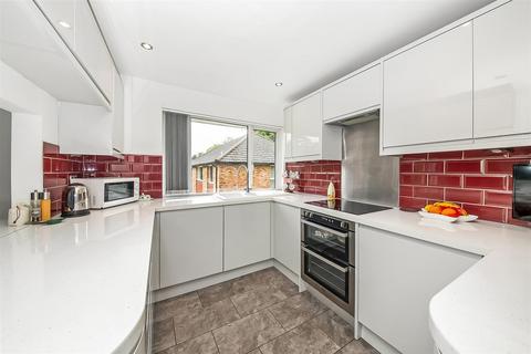 14 Furrows Place, Caterham, CR3 5EH