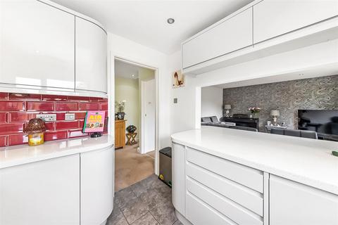 14 Furrows Place, Caterham, CR3 5EH