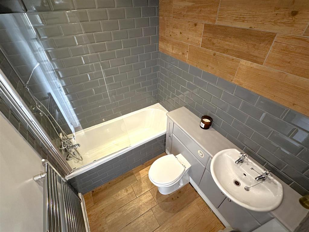 Family Bathroom 606