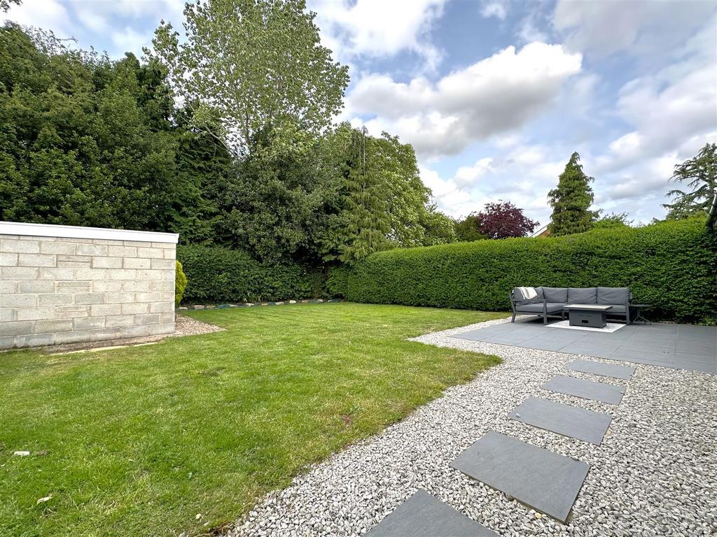 Large Private Garden 743