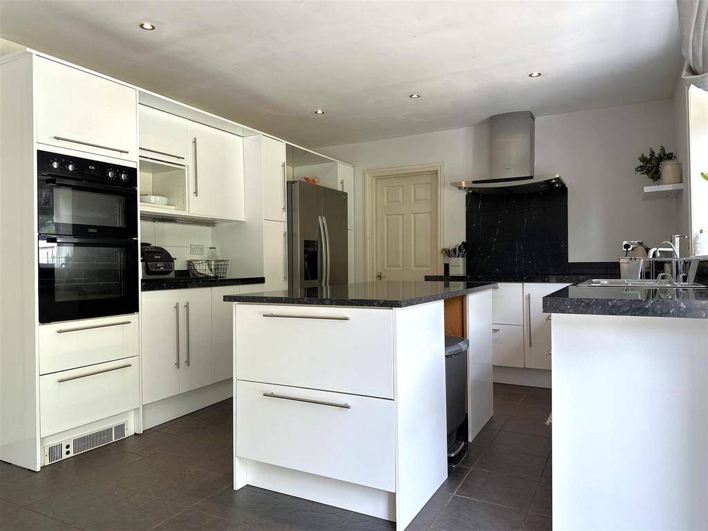 Modern Kitchen 674