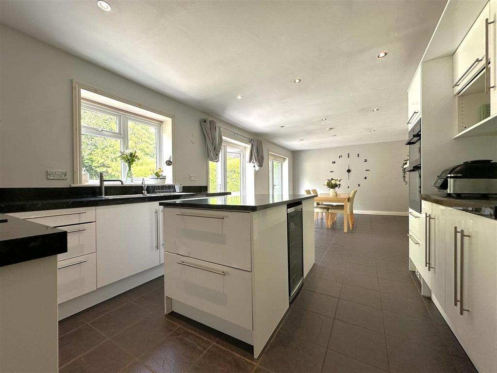 Extensive Fitted Kitchen 683