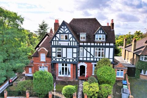 3 bedroom flat for sale, Oaklands Road, Bromley, BR1