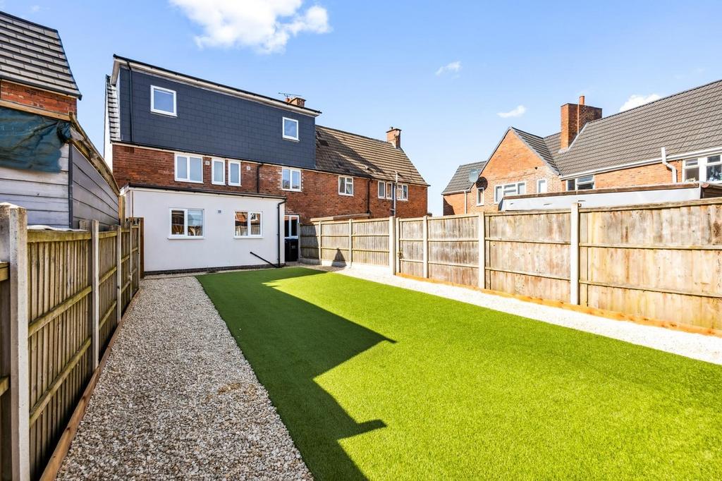 Spacious and well-maintained garden area, perfe...