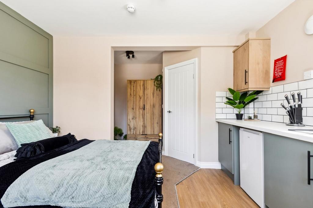 This stylish double bedroom features modern dec...