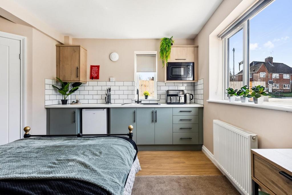 This cozy double bedroom features a well-equipp...