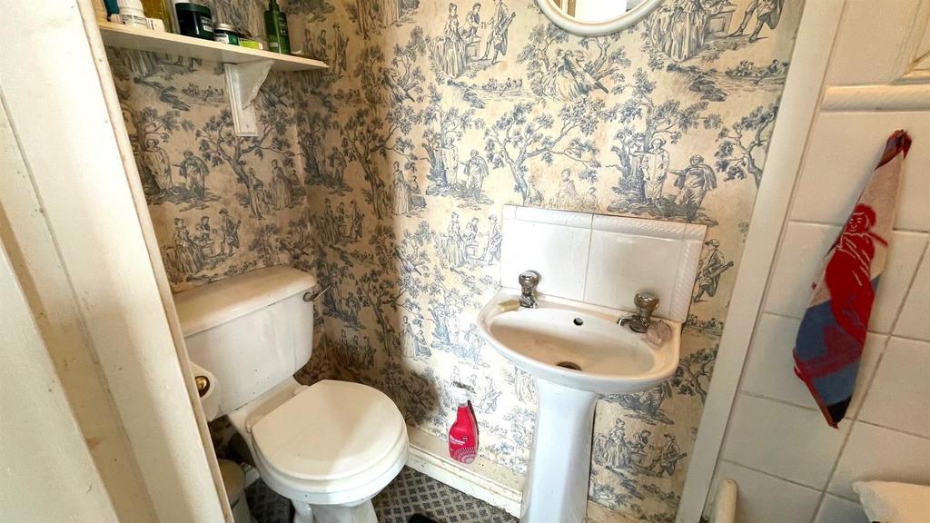 3 piece shower room en suite