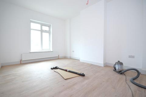 4 bedroom flat to rent, Westway, London W12 0PT