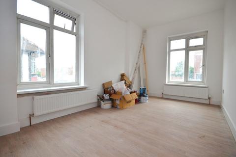 4 bedroom flat to rent, Westway, London W12 0PT