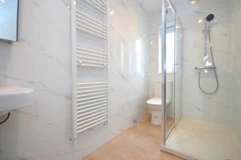 4 bedroom flat to rent, Westway, London W12 0PT