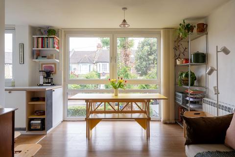 1 bedroom flat for sale, Hainault Road, London E11
