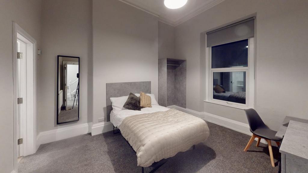 A cozy and inviting double bedroom featuring mo...