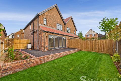 4 bedroom semi-detached house for sale, Bridgefield Close, Banstead, SM7