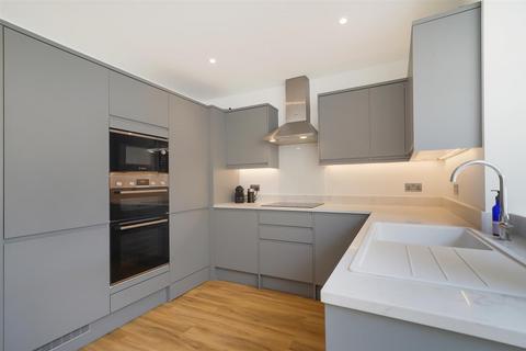 76 Clifton Road, Kingston Upon Thames, KT2 6PJ