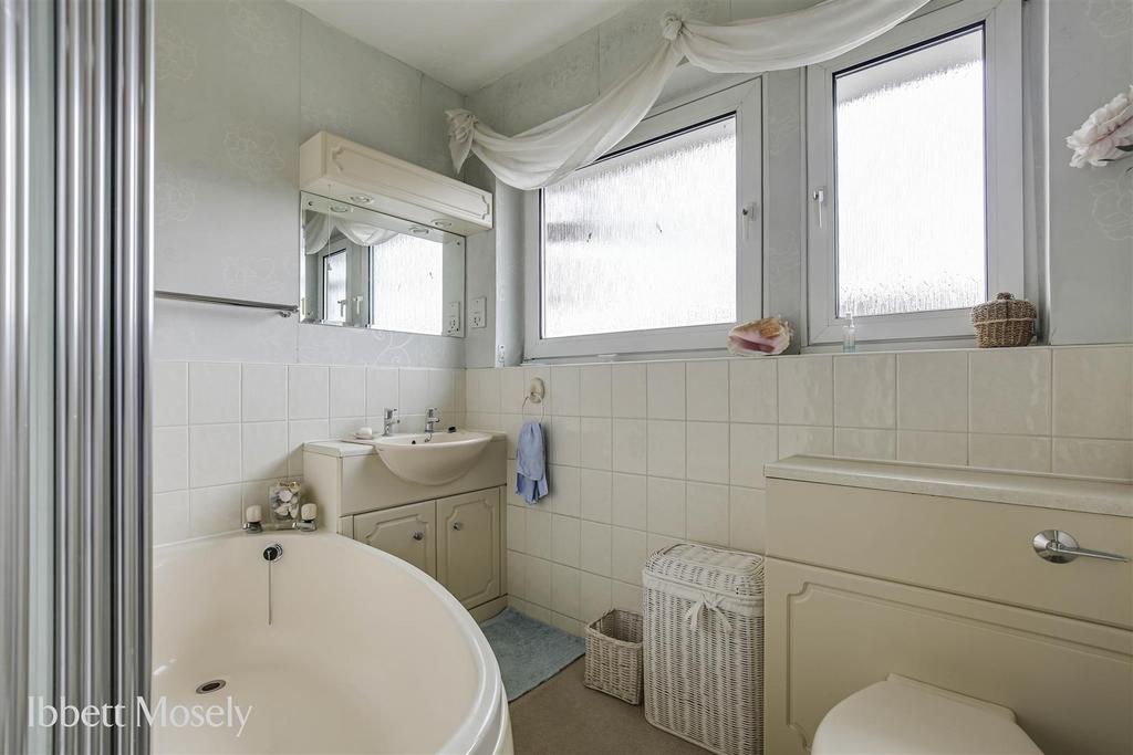 16 Bathroom.jpg
