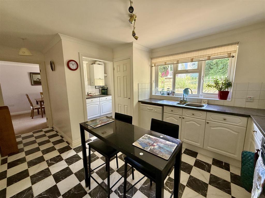 Kitchen/Breakfast Room: