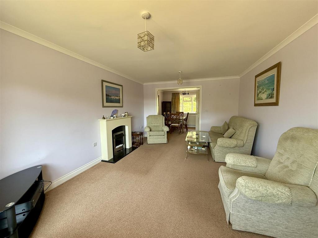 Living/Dining Room: