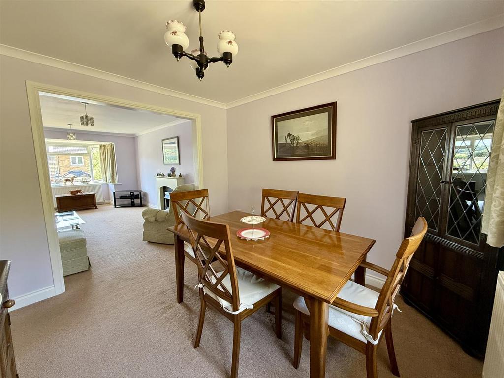 Living/Dining Room: